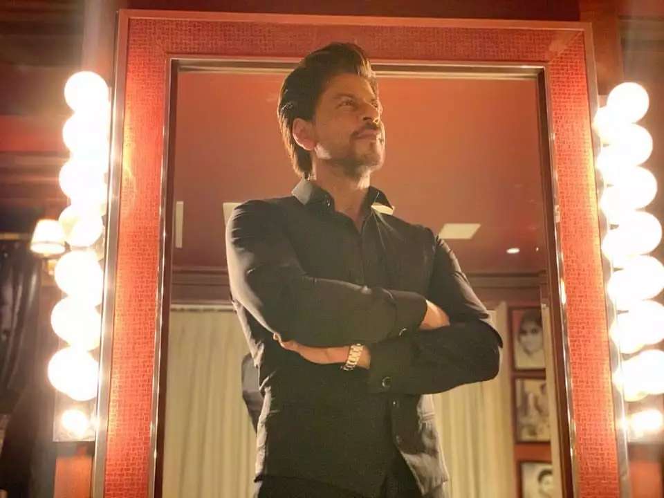 10 Potret Ganteng Shah Rukh Khan di Usia 57 Tahun, Awet Muda & Makin Karismatik!