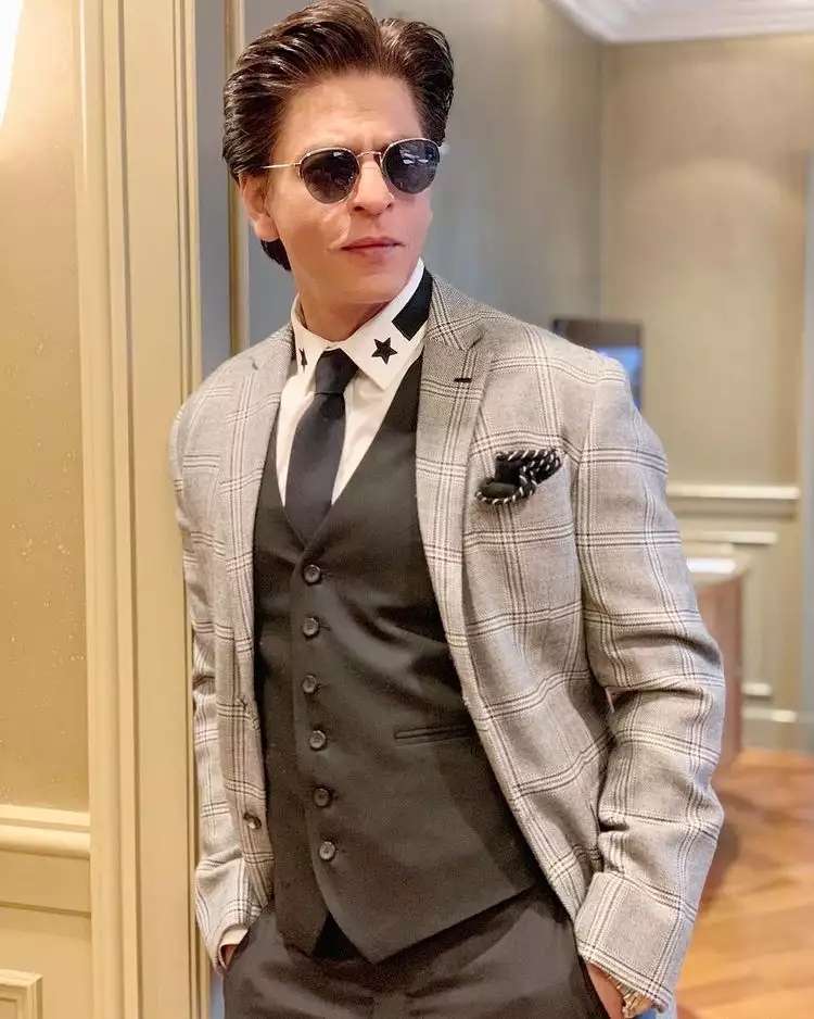 10 Potret Ganteng Shah Rukh Khan di Usia 57 Tahun, Awet Muda & Makin Karismatik!