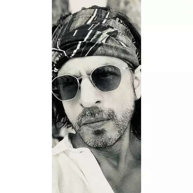 10 Potret Ganteng Shah Rukh Khan di Usia 57 Tahun, Awet Muda & Makin Karismatik!