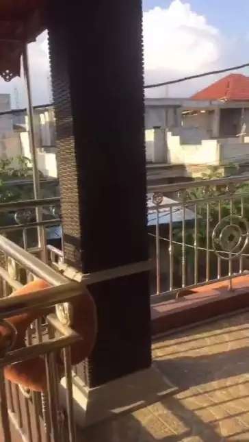 8 Potret Rumah Super Aneh yang Viral, Luarnya Mewah Bak Istana, Dalamnya Bikin Tepuk Jidat!