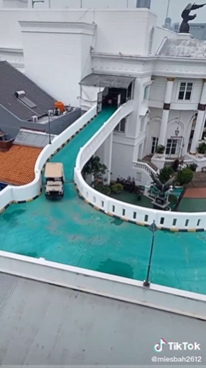 Viral Penampakan Jalan Aspal di Lantai 2 Rumah Sultan, Ternyata Jalur Mobil Golf, Lihat 8 Potretnya
