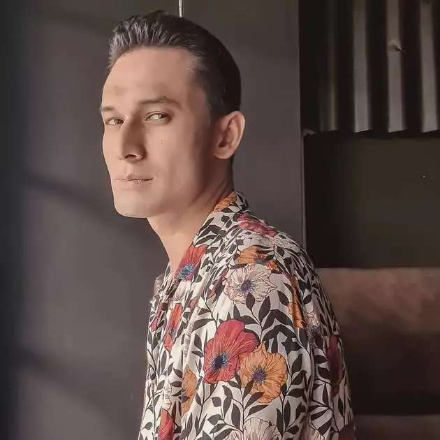 10 Transformasi Indra Bruggman, Foto-Fotonya Saat Muda Disebut Mirip Rizky Billar!
