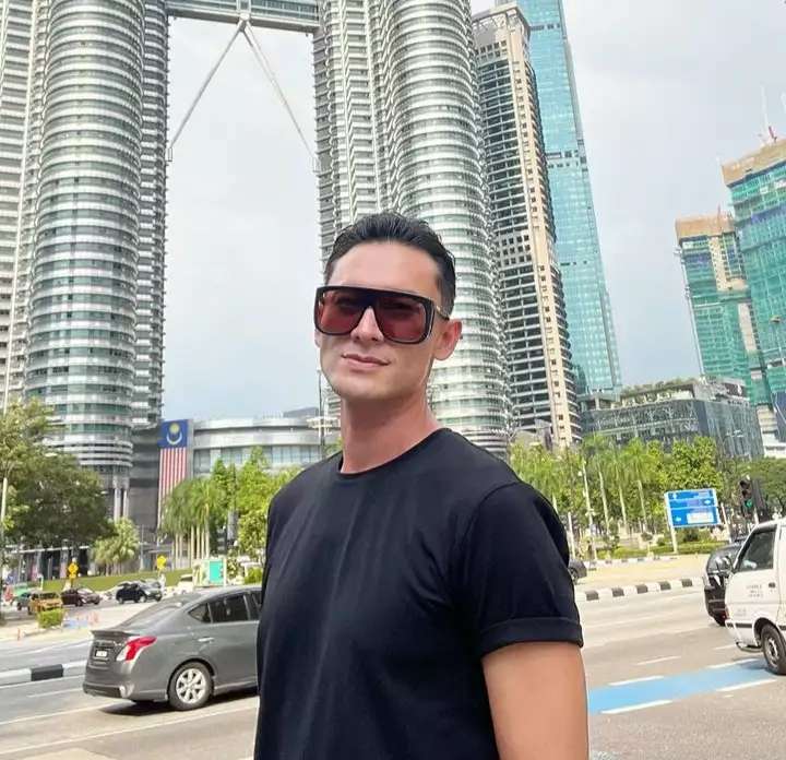 10 Transformasi Indra Bruggman, Foto-Fotonya Saat Muda Disebut Mirip Rizky Billar!