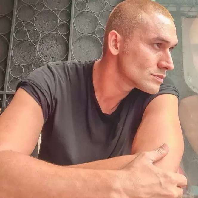 10 Transformasi Indra Bruggman, Foto-Fotonya Saat Muda Disebut Mirip Rizky Billar!