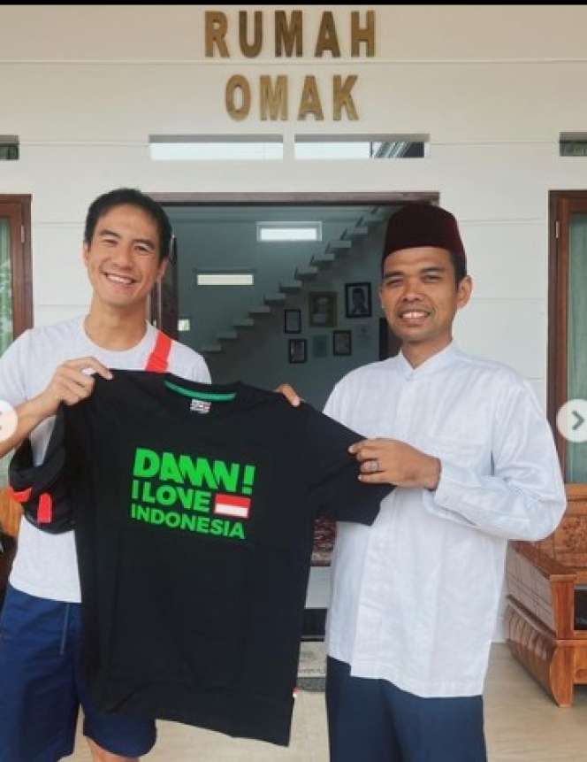 Potret Daniel Mananta Kunjungi Rumah Ustaz Abdul Somad di Riau, Podcast Hingga Makan Durian Bareng!