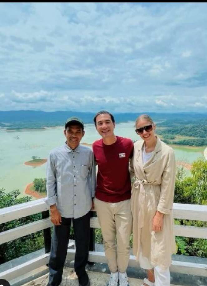 Potret Daniel Mananta Kunjungi Rumah Ustaz Abdul Somad di Riau, Podcast Hingga Makan Durian Bareng!