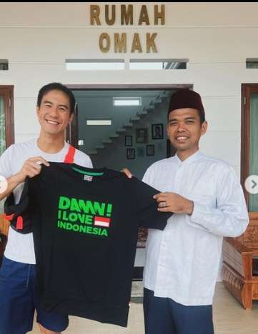 Potret Daniel Mananta Kunjungi Rumah Ustaz Abdul Somad di Riau, Podcast Hingga Makan Durian Bareng!