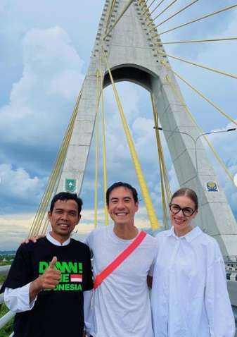 Potret Daniel Mananta Kunjungi Rumah Ustaz Abdul Somad di Riau, Podcast Hingga Makan Durian Bareng!