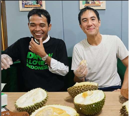 Potret Daniel Mananta Kunjungi Rumah Ustaz Abdul Somad di Riau, Podcast Hingga Makan Durian Bareng!