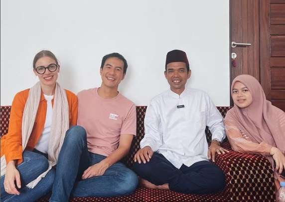 Potret Daniel Mananta Kunjungi Rumah Ustaz Abdul Somad di Riau, Podcast Hingga Makan Durian Bareng!