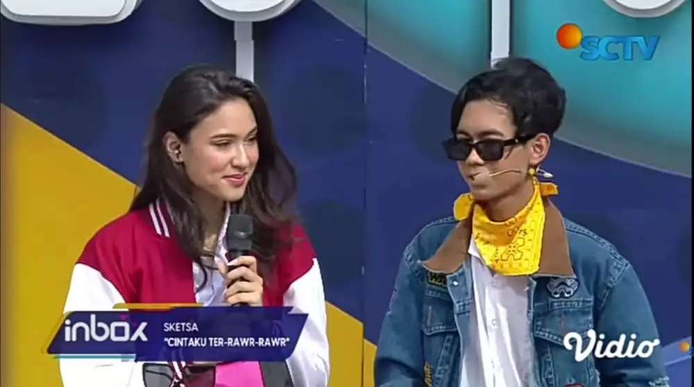 9 Potret Alif `Cepmek` Alias Dilan KW Bareng Para Artis, Semua Kena Virus `Kamu Nanyeaa`!