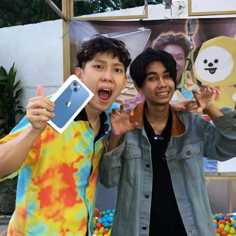 9 Potret Alif `Cepmek` Alias Dilan KW Bareng Para Artis, Semua Kena Virus `Kamu Nanyeaa`!