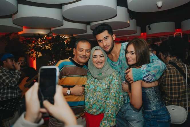 Potret Ibu Sabda Ahessa, Gayanya Sosialita Banget Sudah Beri Restu Wulan Guritno 