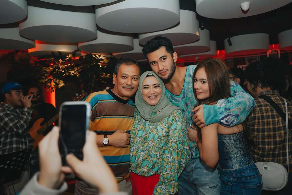 Potret Ibu Sabda Ahessa, Gayanya Sosialita Banget Sudah Beri Restu Wulan Guritno 