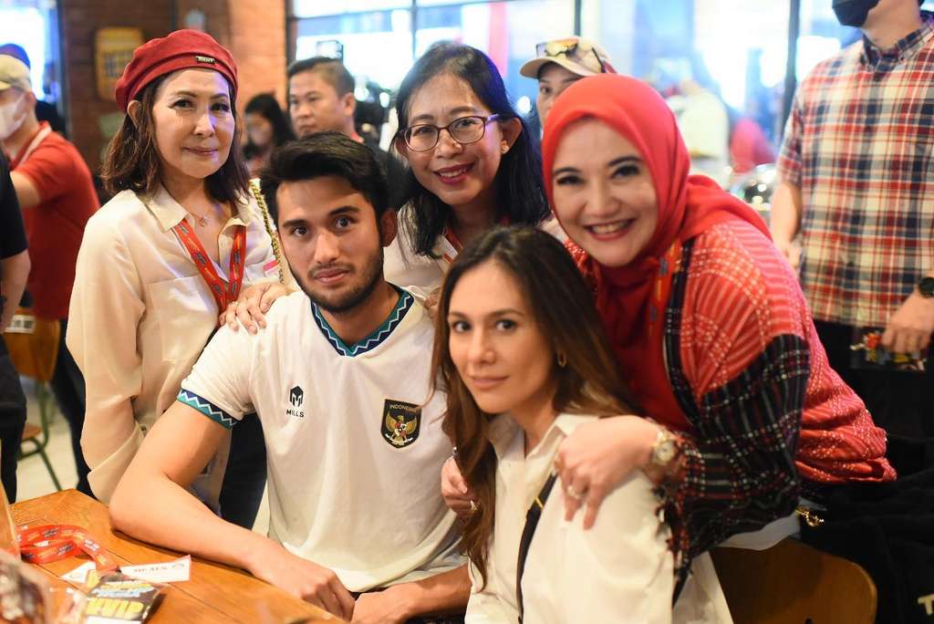 Potret Ibu Sabda Ahessa, Gayanya Sosialita Banget Sudah Beri Restu Wulan Guritno 