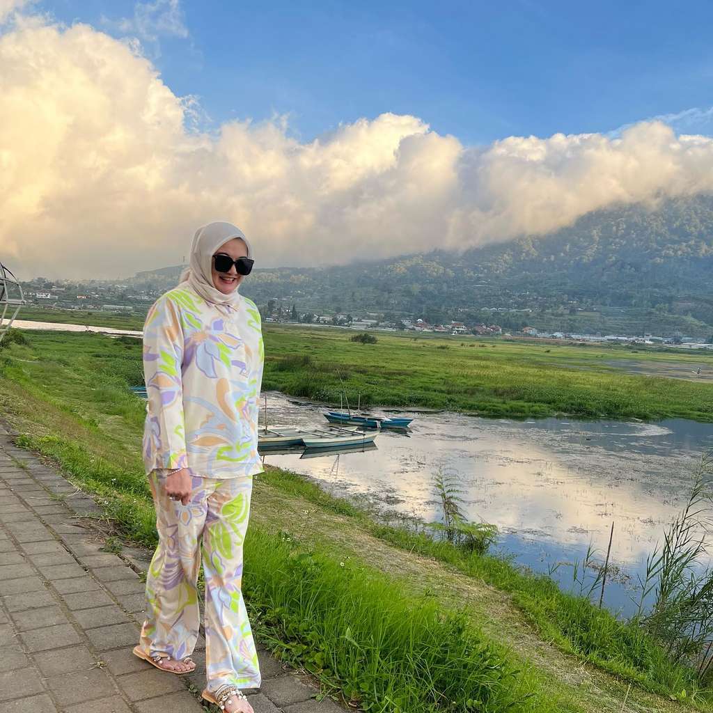 Potret Ibu Sabda Ahessa, Gayanya Sosialita Banget Sudah Beri Restu Wulan Guritno 