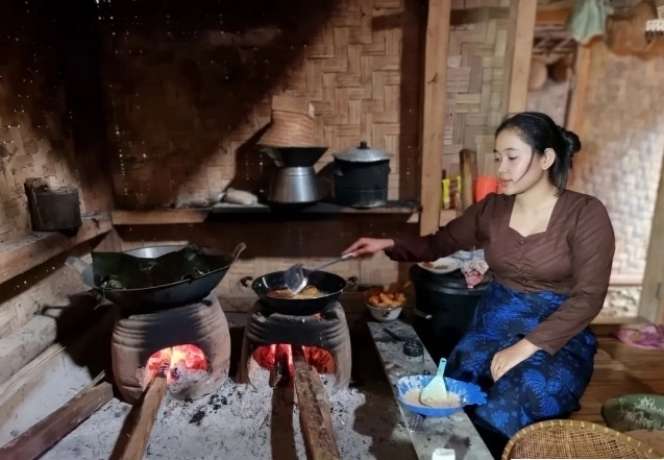 Potret Gadis Suku Baduy Saat Masak, Ternyata Pakai Tungku Khusus, Hasilnya Bikin Ngiler!