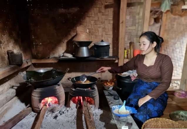 Potret Gadis Suku Baduy Saat Masak, Ternyata Pakai Tungku Khusus, Hasilnya Bikin Ngiler!