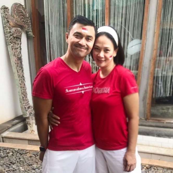 Dapat Julukan Suami Paling Setia, Sederet Artis Tampan Ini Buktikan Rasa Cintanya Pada Sang Istri!