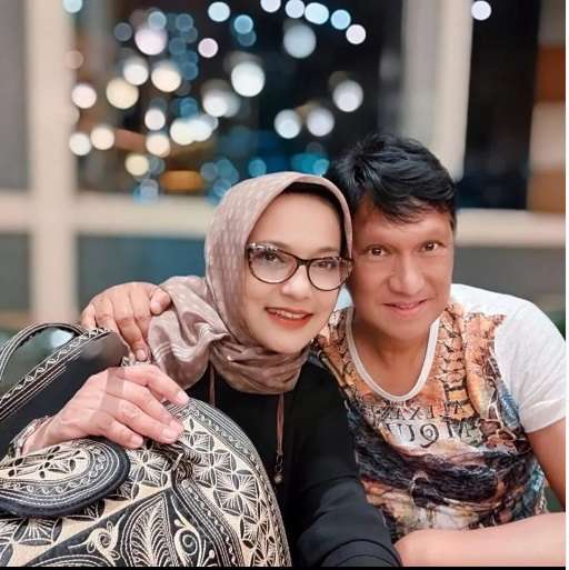Dapat Julukan Suami Paling Setia, Sederet Artis Tampan Ini Buktikan Rasa Cintanya Pada Sang Istri!