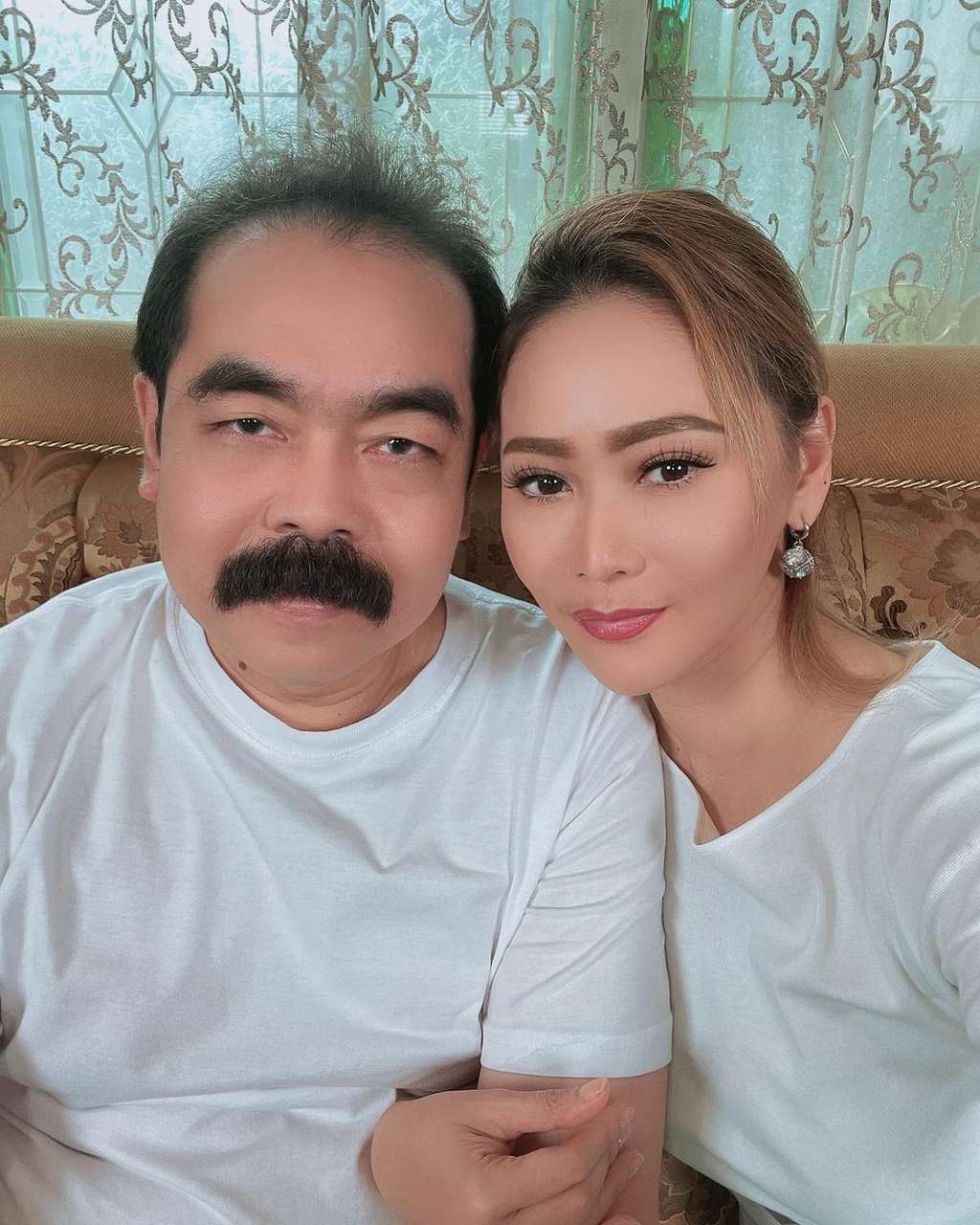 Suami Artis yang Dituding Hanya Menumpang Hidup pada Istri