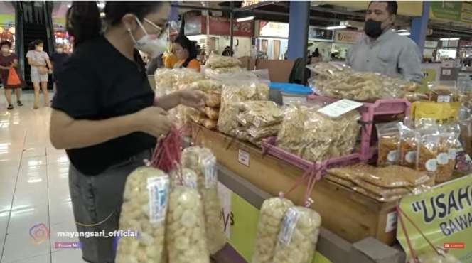 Potret Mayangsari Bawa Uang Rp10 Juta Belanja ke Pasar Tradisional