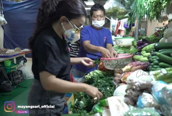 Potret Mayangsari Bawa Uang Rp10 Juta Belanja ke Pasar Tradisional