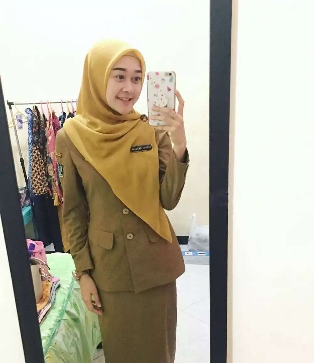 10 Artis Tinggalkan Dunia Hiburan untuk Jadi PNS, Ada Mantan Cherrybelle dan Sayuti `Sitkom OB`