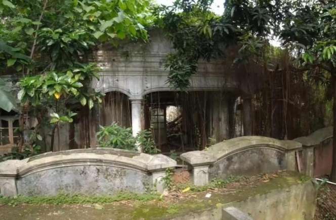 Potret Rumah Mewah Terbangkalai Milik 7 Artis, Penampakannya Bikin Merinding!