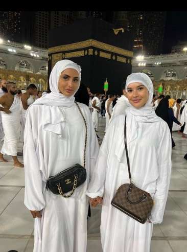 Potret Marine El Himer, Model Prancis yang Masuk Islam, Tampil Berhijab di Depan Ka'bah!