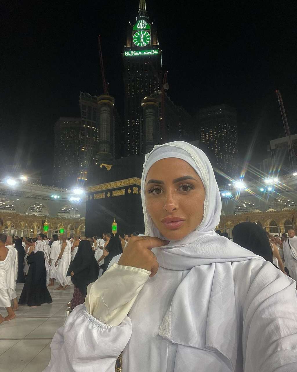 Potret Marine El Himer, Model Prancis yang Masuk Islam, Tampil Berhijab di Depan Ka'bah!