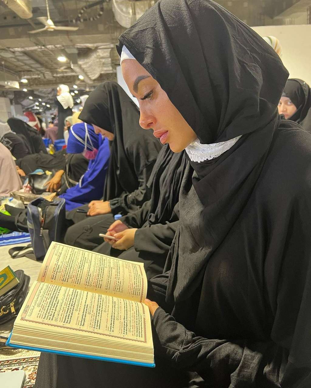 Potret Marine El Himer, Model Prancis yang Masuk Islam, Tampil Berhijab di Depan Ka'bah!