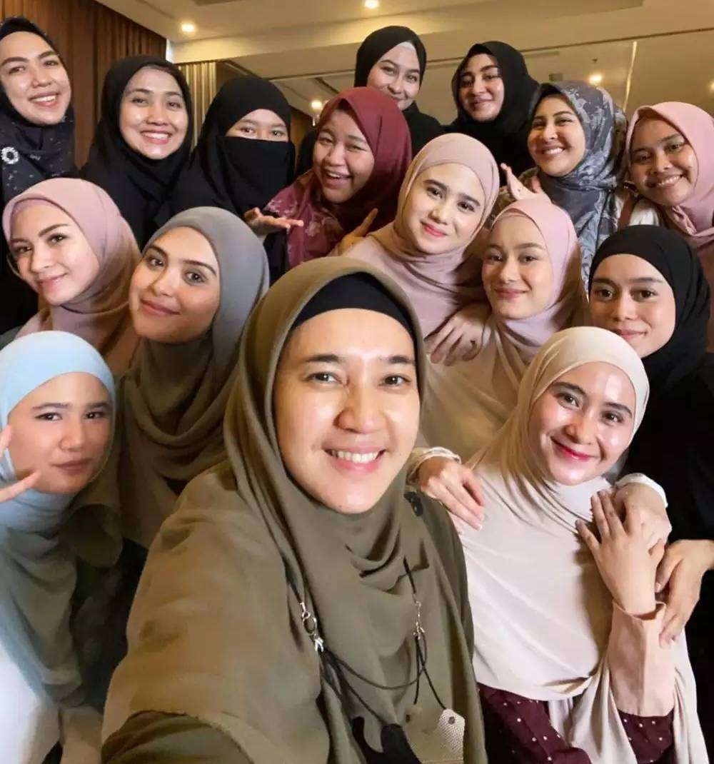 Potret Lesty Kejora Hadiri Pengajian Bareng Seleb, Menggandeng Erat Lengan Dinda Hauw