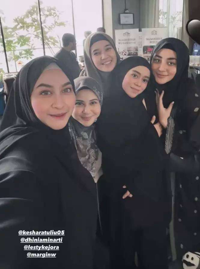 Potret Lesty Kejora Hadiri Pengajian Bareng Seleb, Menggandeng Erat Lengan Dinda Hauw
