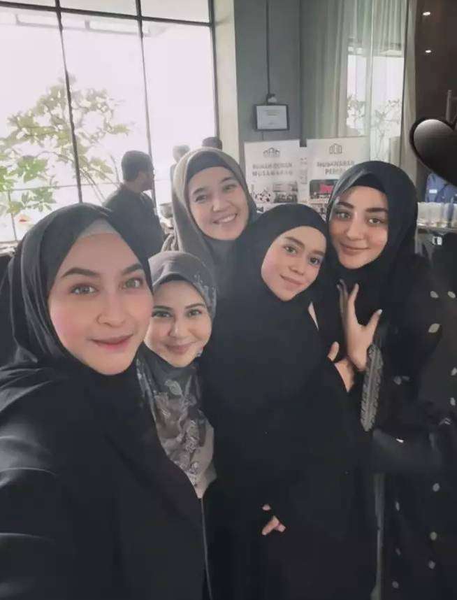 Potret Lesty Kejora Hadiri Pengajian Bareng Seleb, Menggandeng Erat Lengan Dinda Hauw