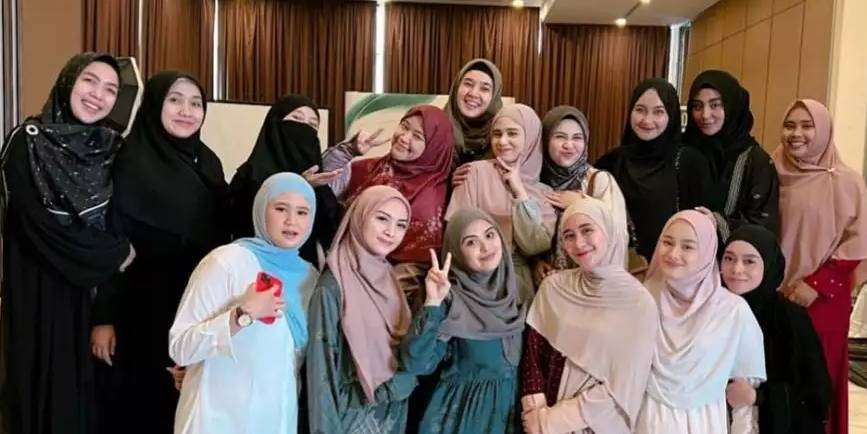 Potret Lesty Kejora Hadiri Pengajian Bareng Seleb, Menggandeng Erat Lengan Dinda Hauw