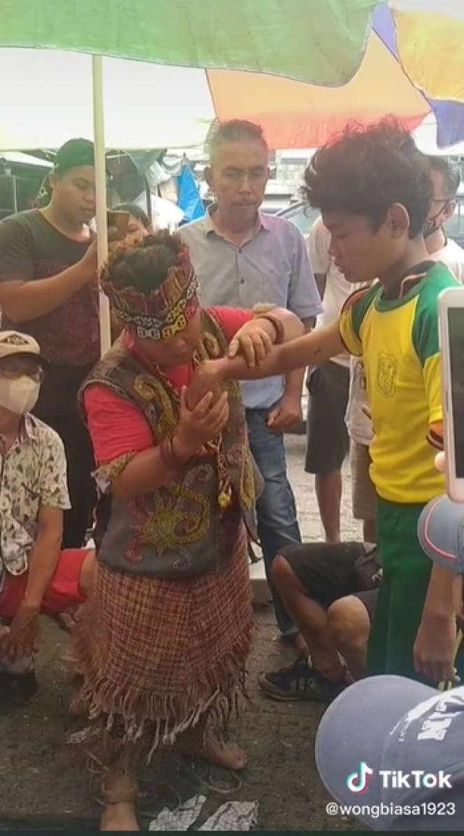 Potret Wanita Dayak Beraksi Obati Tangan Bengkok, Lakukan Ritual Sambil Joget, Endingnya Bikin Syok!