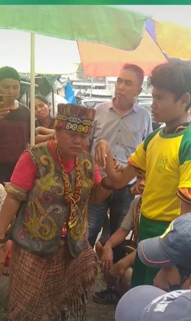 Potret Wanita Dayak Beraksi Obati Tangan Bengkok, Lakukan Ritual Sambil Joget, Endingnya Bikin Syok!