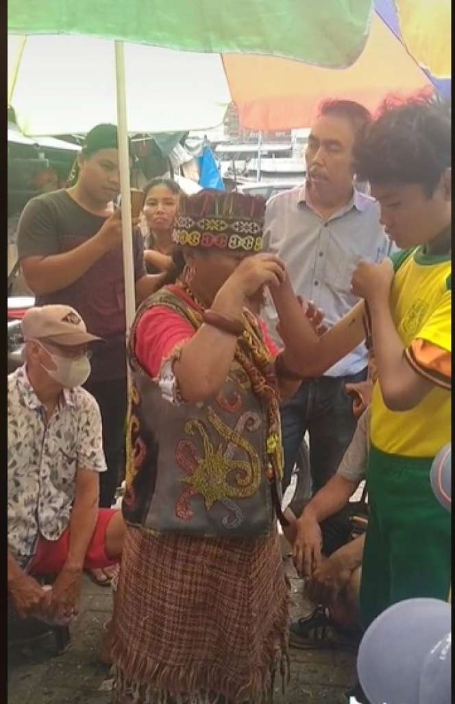 Potret Wanita Dayak Beraksi Obati Tangan Bengkok, Lakukan Ritual Sambil Joget, Endingnya Bikin Syok!
