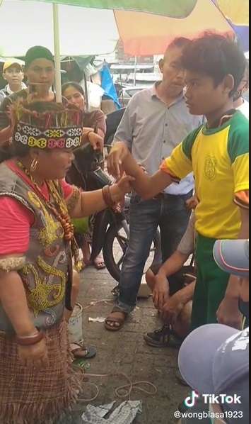 Potret Wanita Dayak Beraksi Obati Tangan Bengkok, Lakukan Ritual Sambil Joget, Endingnya Bikin Syok!