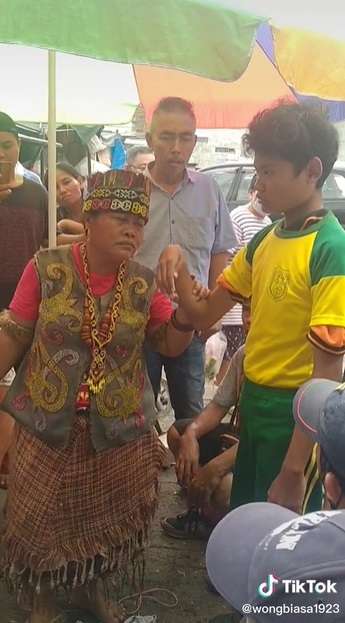 Potret Wanita Dayak Beraksi Obati Tangan Bengkok, Lakukan Ritual Sambil Joget, Endingnya Bikin Syok!