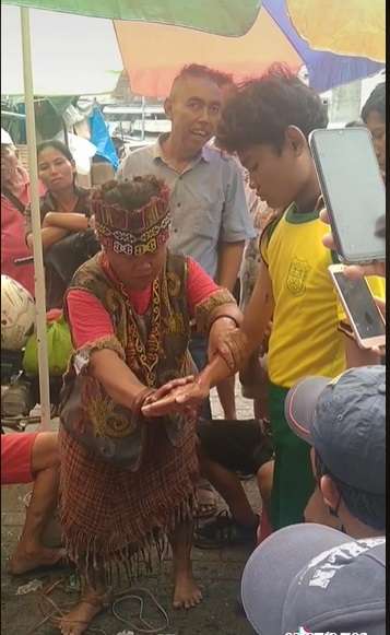 Potret Wanita Dayak Beraksi Obati Tangan Bengkok, Lakukan Ritual Sambil Joget, Endingnya Bikin Syok!