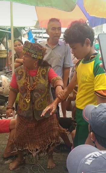 Potret Wanita Dayak Beraksi Obati Tangan Bengkok, Lakukan Ritual Sambil Joget, Endingnya Bikin Syok!