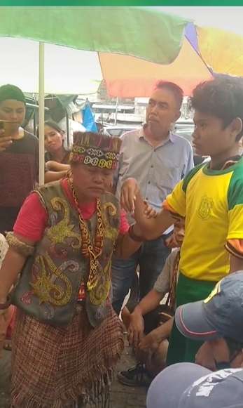 Potret Wanita Dayak Beraksi Obati Tangan Bengkok, Lakukan Ritual Sambil Joget, Endingnya Bikin Syok!