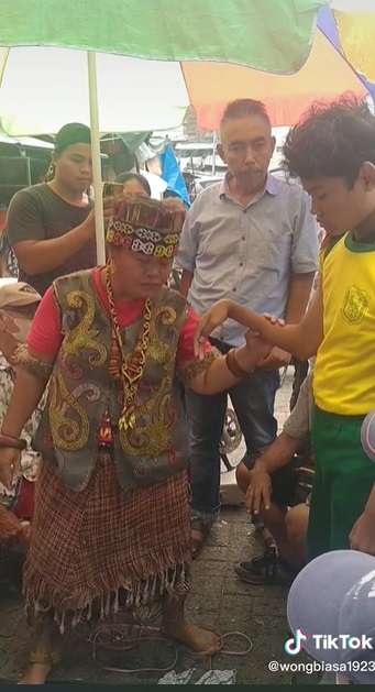 Potret Wanita Dayak Beraksi Obati Tangan Bengkok, Lakukan Ritual Sambil Joget, Endingnya Bikin Syok!