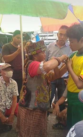 Potret Wanita Dayak Beraksi Obati Tangan Bengkok, Lakukan Ritual Sambil Joget, Endingnya Bikin Syok!