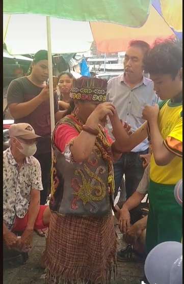 Potret Wanita Dayak Beraksi Obati Tangan Bengkok, Lakukan Ritual Sambil Joget, Endingnya Bikin Syok!