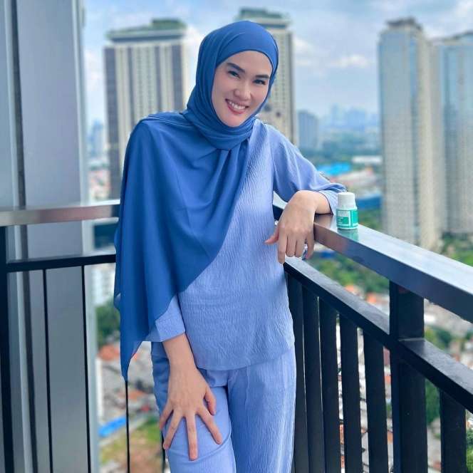 Potret Stevi Agnecya Lepas Pasang Hijab, Jadi Pro Kontra!