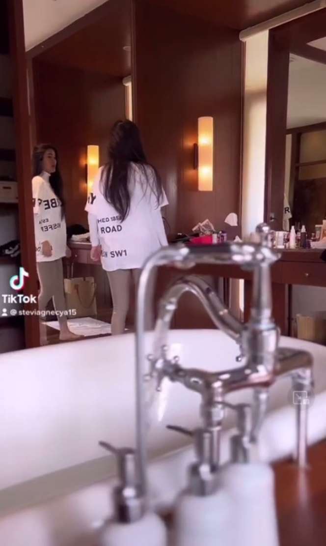 Potret Stevi Agnecya Lepas Pasang Hijab, Jadi Pro Kontra!