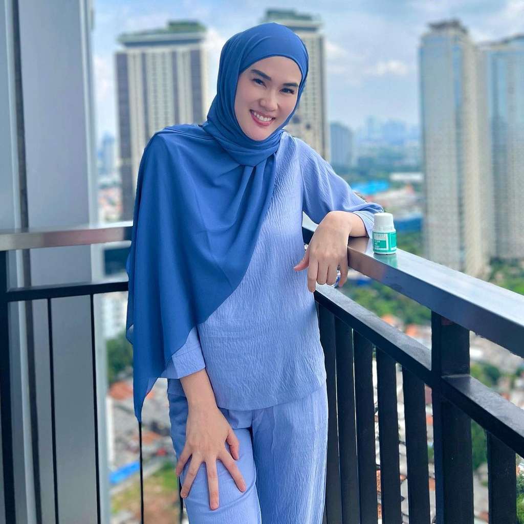 Potret Stevi Agnecya Lepas Pasang Hijab, Jadi Pro Kontra!